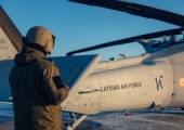 Latvijas armija atrāda jaunos 'Black Hawk' heliko...