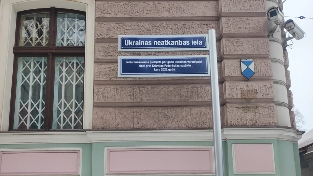 Pie Krievijas vēstniecības parādījusies Ukrainas neatkarības ielas plā
