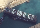 Milzu kravas kuģis iesprūdis šķērsām Suecas kanālam