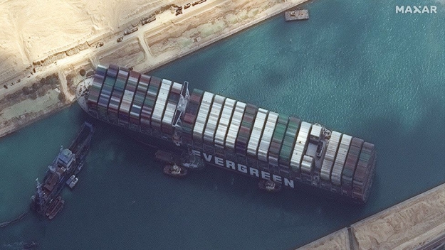 Milzu kravas kuģis iesprūdis šķērsām Suecas kanālam