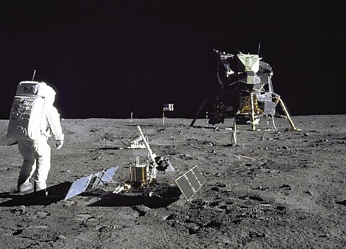 Astronautiem uz Mēness nāksies saskarties ar ļoti sarežģītu elektrisko vidi