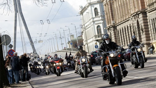 Motociklistu parādes brauciens pulcē vairākus tūkstošus dalībnieku