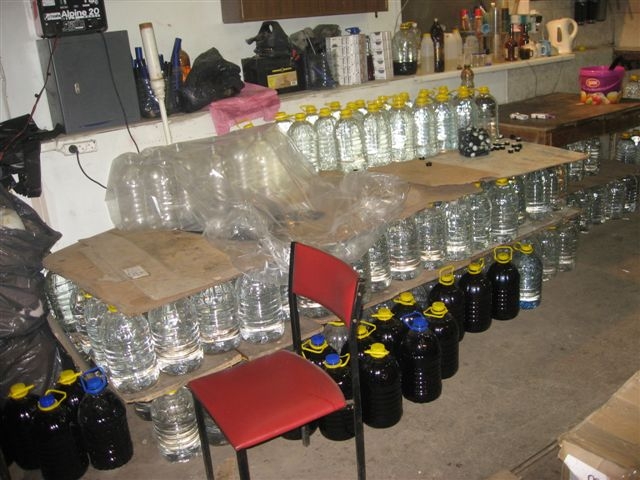 Nelegālā alkohola ražotnē atrod 4584 litrus dziras