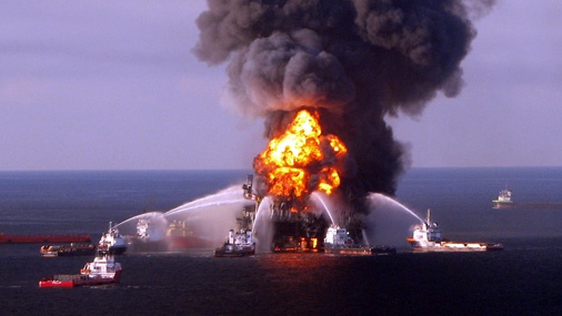 Meksikas līcī nogrimusi naftas platforma; bažas par vides katastrofu