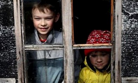Latvijas fotogrāfi rīko izstādi, lai palīdzētu maznodrošinātām ģimenēm