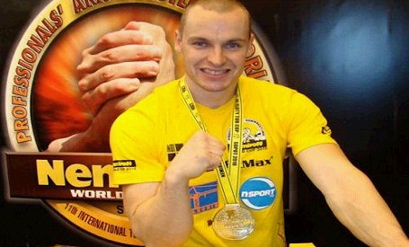 Latvijas sportisti izcīna trīs medaļas pasaules čempionātā ārmrestlingā