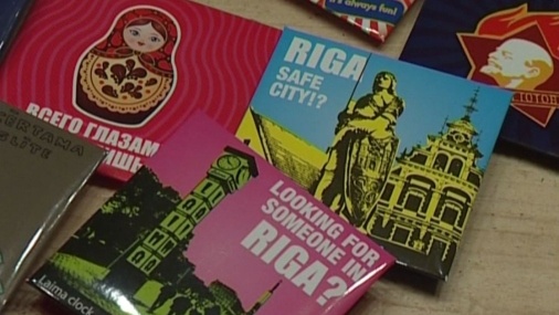 Prezervatīvu iepakojumus ar politiķu sejām un Rīgas attēliem vērtē dažādi