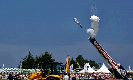 Izpildot bīstamu triku, simtiem cilvēku acu priekšā traģiski iet bojā kaskadieris Izpildot bīstamu triku, simtiem cilvēku acu priekšā traģiski iet bojā kaskadieris
