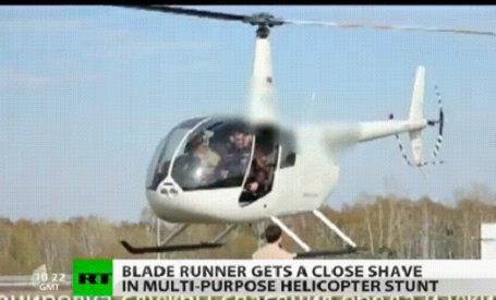 Helikoptera pilots ar helikopteri attaisa limonādes pudeli