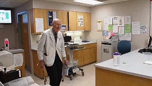 ASV simts gadus vecs ārsts turpina strādāt