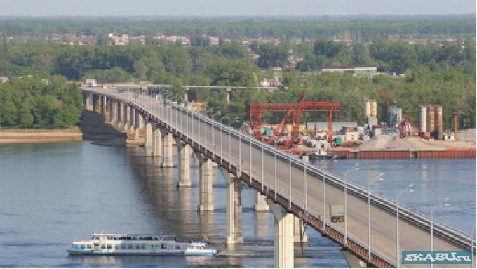Krievijā slēdz «dejojošo» tiltu pār Volgu