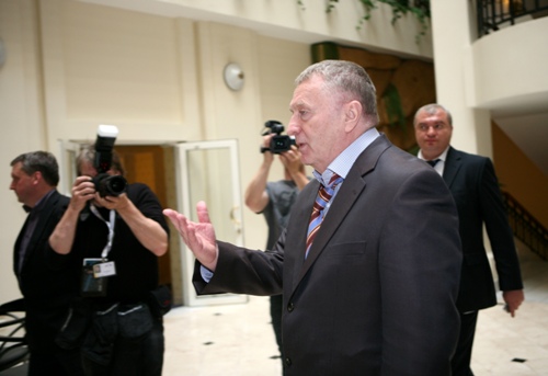 Žirinovskis ar neērtiem jautājumiem eksaminē Latvijas ārlietu ministru
