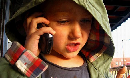 Kā kontrolēt bērna mobilos sakarus?