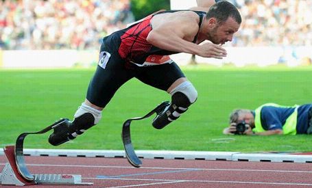 Skrējējs bez kājām kvalificējas olimpiskajām spēlēm un pasaules čempionātam