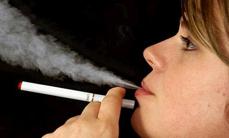 Narkologs: e-cigaretes ir divreiz kaitīgākas nekā parastās