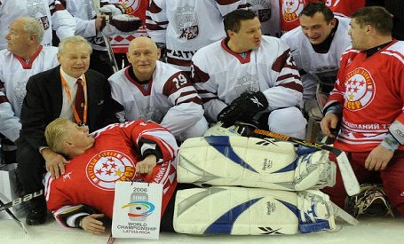 Vecmeistaru draudzības spēlē Latvijas hokejisti pārspēj Krievijas veterānus