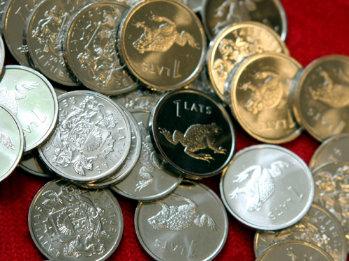 Internetā pārdod lata monētas ar krupja attēlu par pieciem latiem gabalā