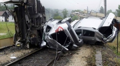 Vilciena avārijā iznīcina 200 jaunu 'Dacia' automobiļu