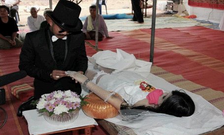 Taizemietis svinīgā ceremonijā salaulājas ar savu autokatastrofā bojā gājušo draudzeni