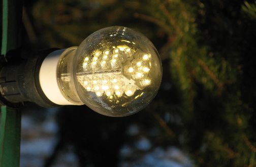 Deg, bet nespīd: LED spuldžu zemūdens akmeņi
