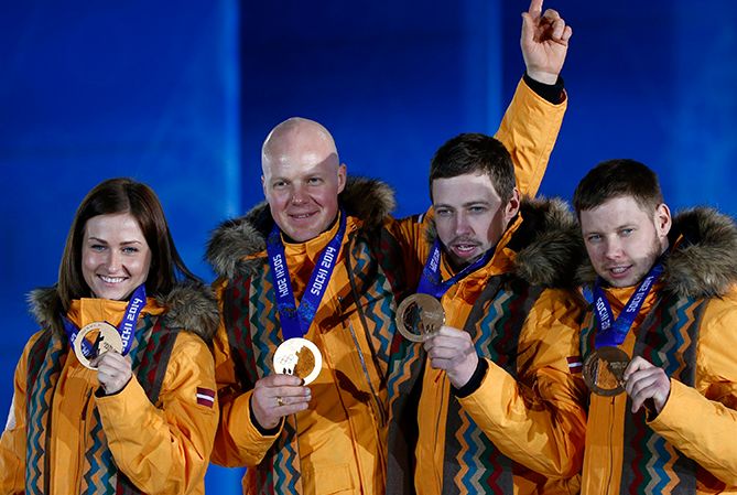 Latvijas kamaniņu braucējiem pasniedz olimpiskās bronzas medaļas