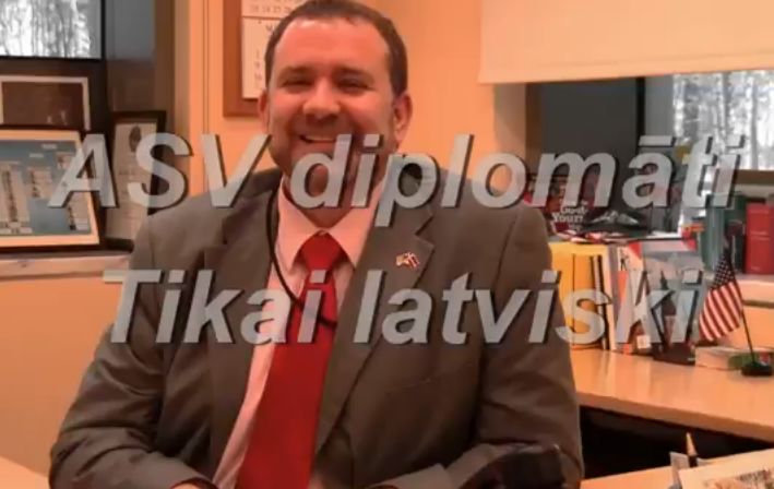 ASV diplomāti iemēģina mēli latviešu valodā