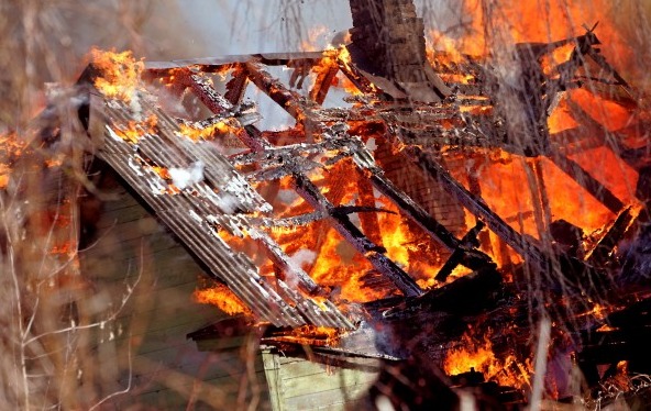 Koka mājā Salacgrīvā izcēlies ugunsgrēks