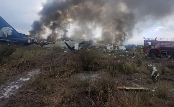Meksikā pacelšanās laikā nogāžas pasažieru lidmašīna, visi izdzīvo