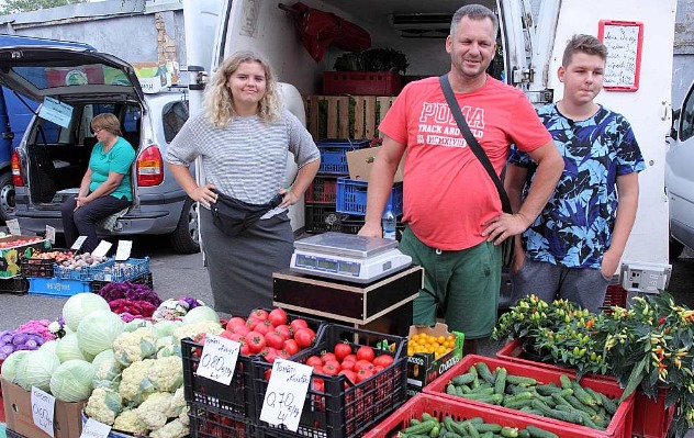 Nakts tirgū pilnas letes ar kabačiem, tomātiem un gurķiem; ogu un sēņu šogad nav