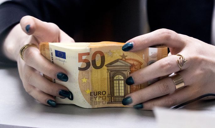 Cik strādājošo Latvijā saņem 450 eiro pēc nodokļu nomaksas?