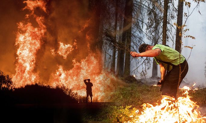 Latvija lūgs starptautisku palīdzību, lai cīnītos ar ugunsgrēku Valdgalē