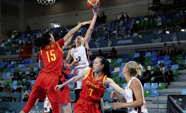 Latvijas basketbolistes PK atklāšanas spēlē dramatiskā cīņā zaudē Ķīnas izlasei
