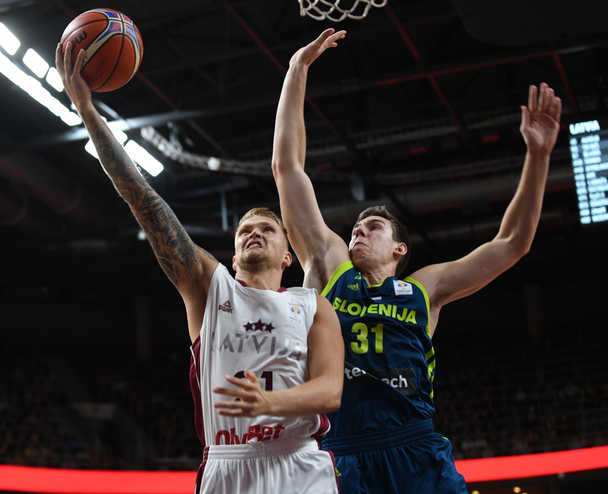 Latvijas izlase izcīna svarīgu uzvaru pret Eiropas čempioni Slovēniju