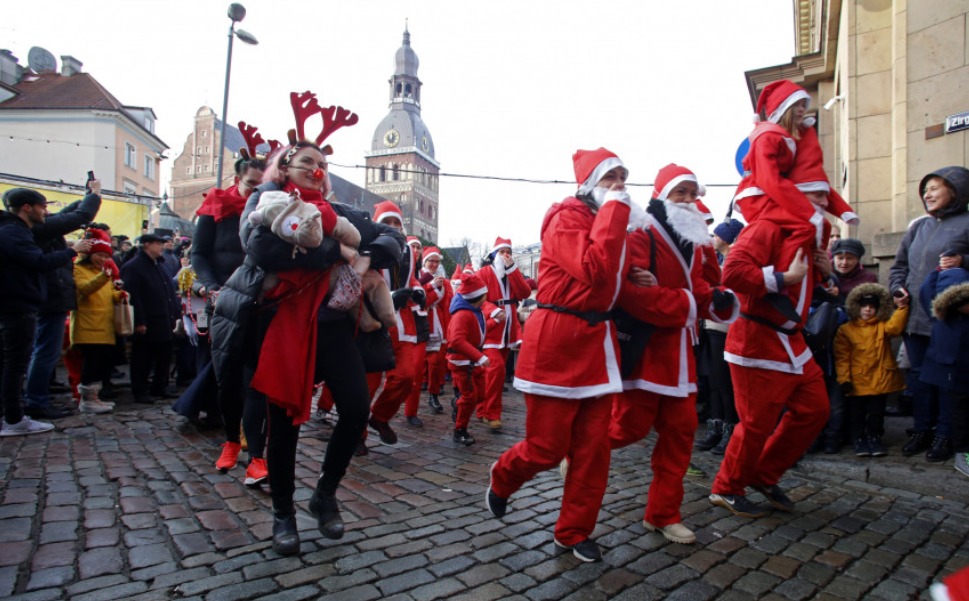 Jau 15.reizi Rīgā notiks Starptautiskais Ziemassvētku vecīša skrējiens